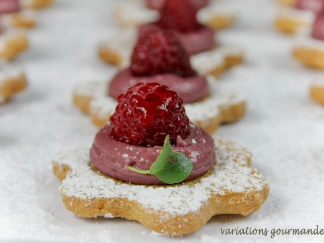 Sablés de fleurs de framboises