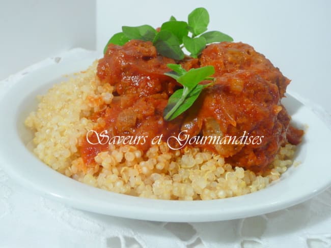 Boulettes de viande à l'origan frais et parmesan, quinoa et sauce tomate.