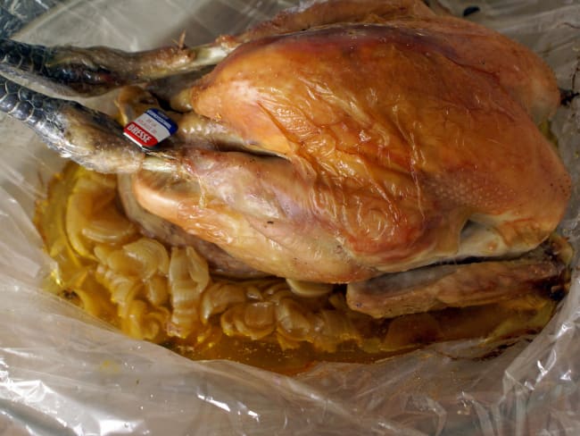 Rôtir un poulet de Bresse en papillote