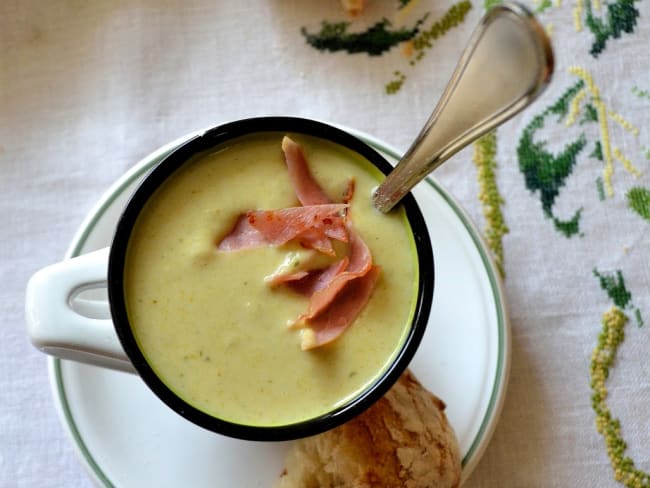 Velouté de brocoli au Boursin ail et fines herbes, chips de bacon