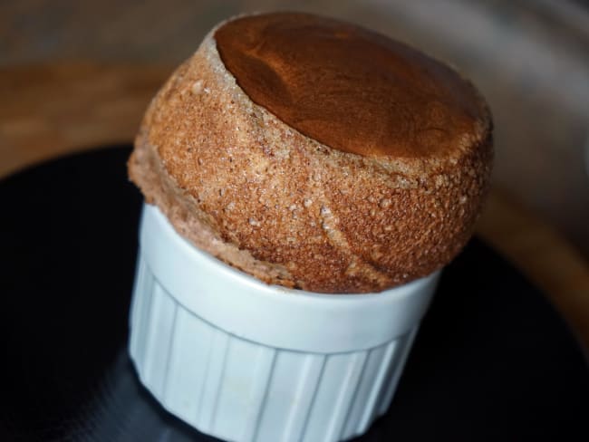 Soufflé au chocolat noir à base de crème pâtissière très gourmand