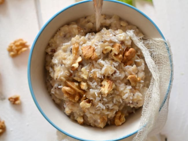 Porridge végétal aux flocons d'avoine, noix et coco