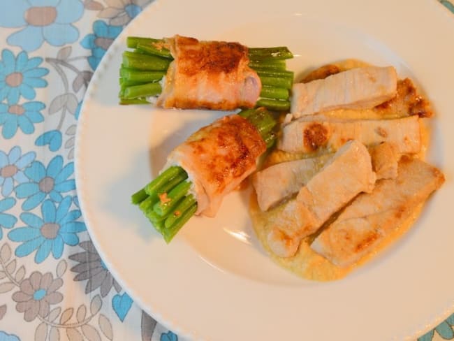 Escalopes de veau à la crème de girolles et ballotins d'haricots verts au bacon