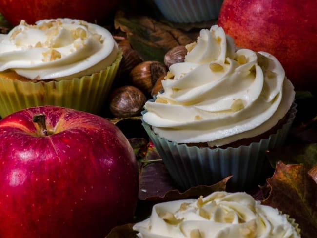 Cupcakes aux pommes caramélisées avec son glaçage à la vanille et aux noisettes