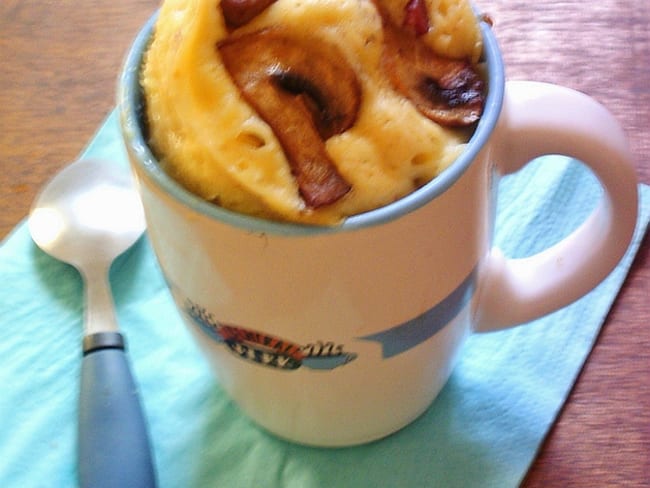 Mug cake salé façon quiche lorraine aux lardons et champignons