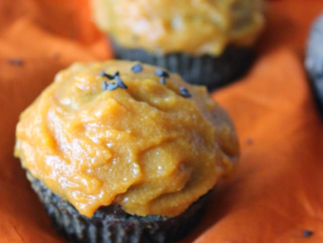 Cupcakes au sésame noir, glacage à la courge