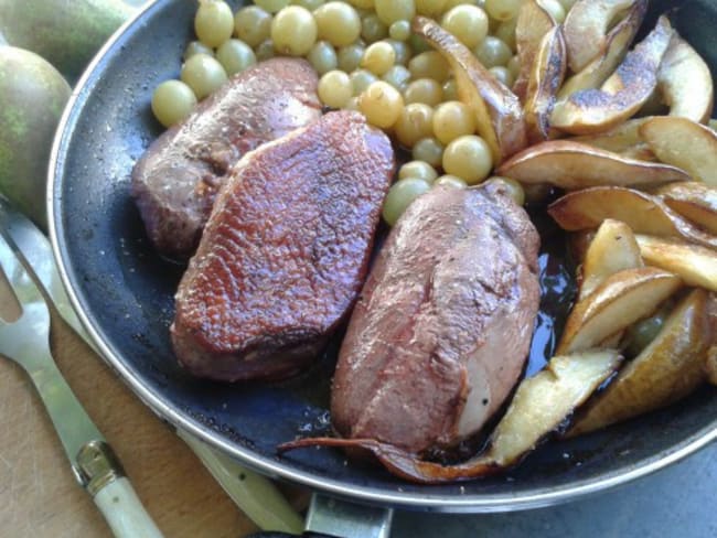 Magret de canard poêlé aux raisins et aux poires, sauce au miel pour une une table de fête