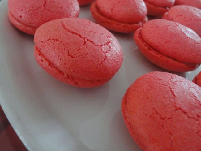 Macarons craquelés au foie gras et chutney d'oignons rouges au miel