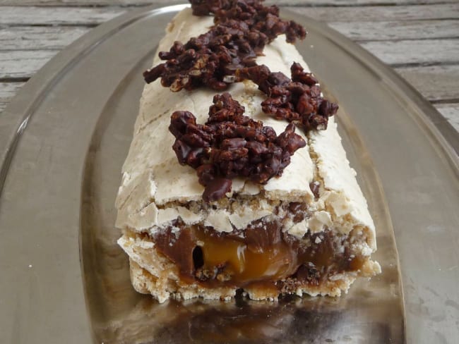 Bûche de Noël macaron cacahuètes, ganache chocolat au lait et crème de caramel au beurre salé