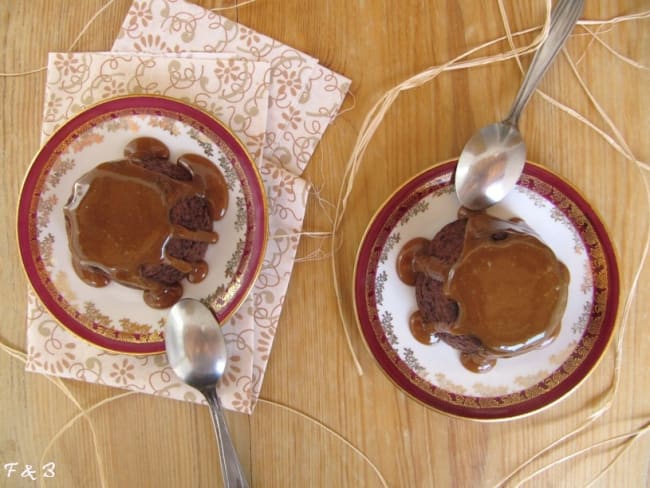 Pudding aux dattes et sauce caramel comme un sticky toffee pudding anglais