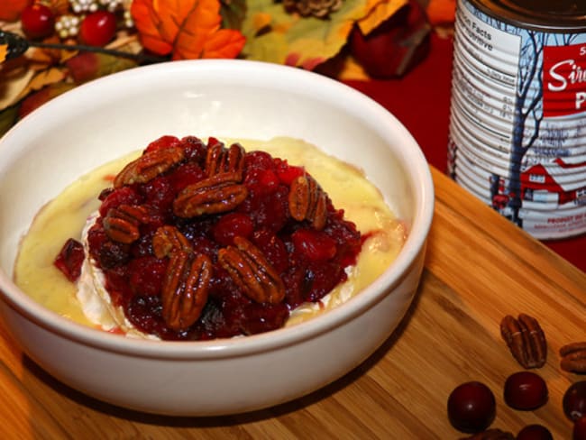 Brie fondant aux canneberges, sirop d'érable et pacanes