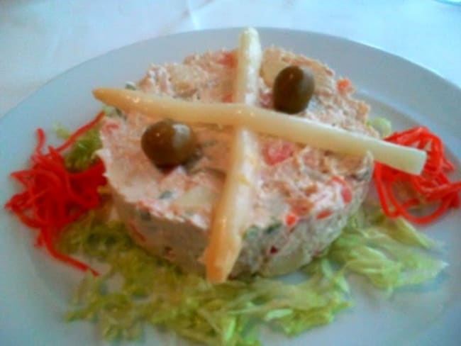 Salade russe, macédoine à la mayonnaise, homard, anchois..