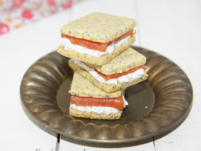 Mini sandwichs à la crème de pavot et au saumon fumé pour l'apéritif