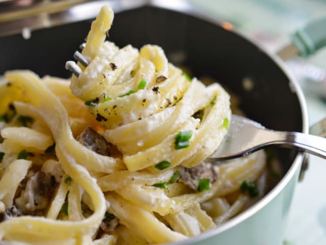 Pâtes linguine sauce ail, parmesan et champignons de Paris