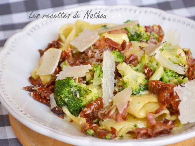 Gratin de pâtes calamarata aux brocolis, lard et tomates séchées