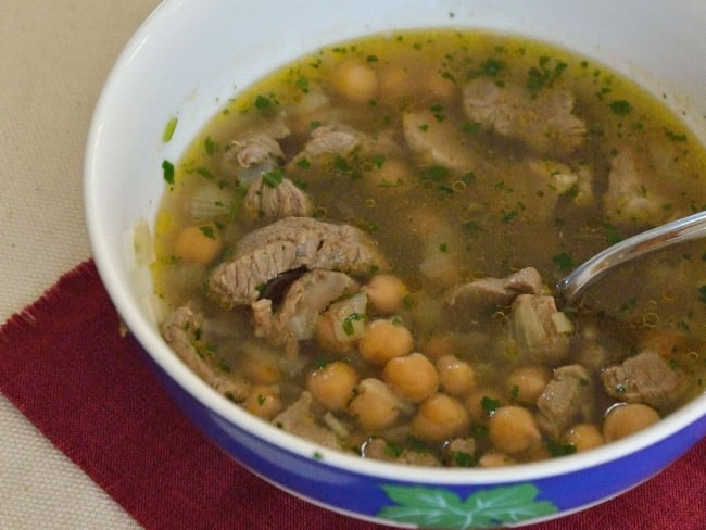 Bouillon d'agneau aux pois chiches