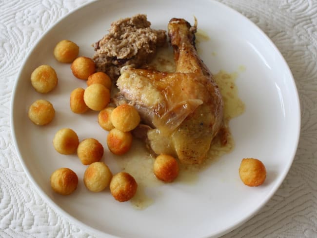 Chapon rôti et farci raisins, pommes et noisettes