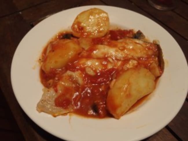 Tajine de loup aux pommes de terre, tomates et olives noires