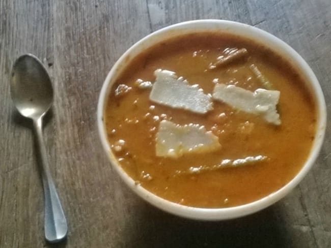 Soupe italienne aux légumes en conserve et pesto