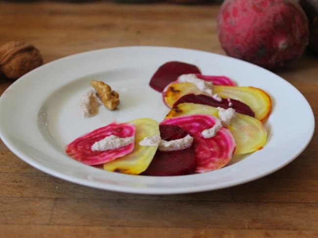 Carpaccio de betteraves multicolore, sauce crémeuse aux noix