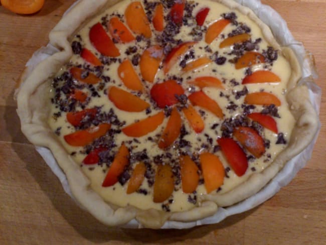 Tarte aux abricots et violettes cristallisées