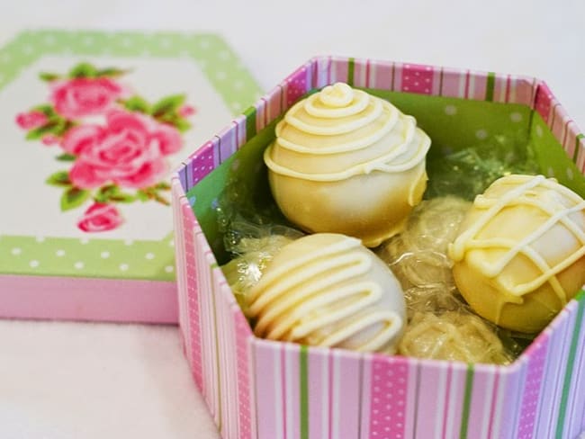 Cake balls, boules de gâteau, fourrées à la framboise, décor chocolat blanc