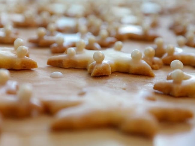 Biscuits de Noël au beurre, cacao et chocolat blanc comme au Portugal