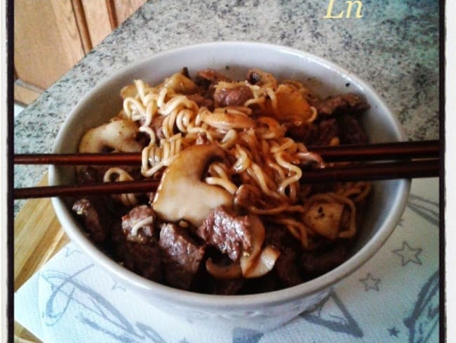 Nouilles sautées au boeuf et aux champignons bruns