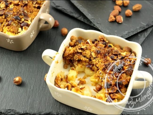 Crumble aux pommes, poires et éclats de noisette