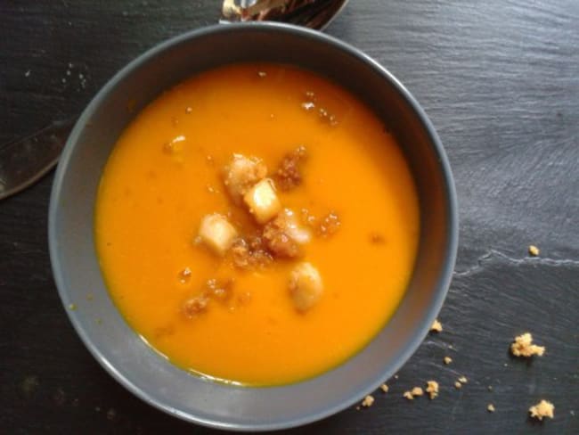 Velouté de potimarron aux saint-jacques, chapelure de pain d’épices