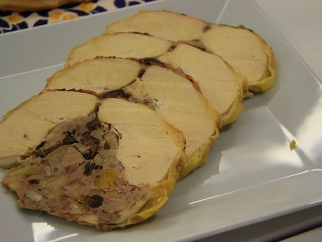 Chapon farci à la viande et aux fruits secs