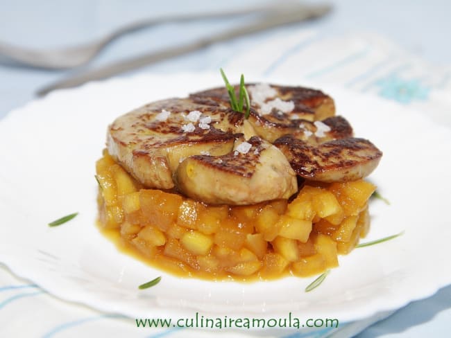 Foie gras poêlé, pommes caramélisées et romarin