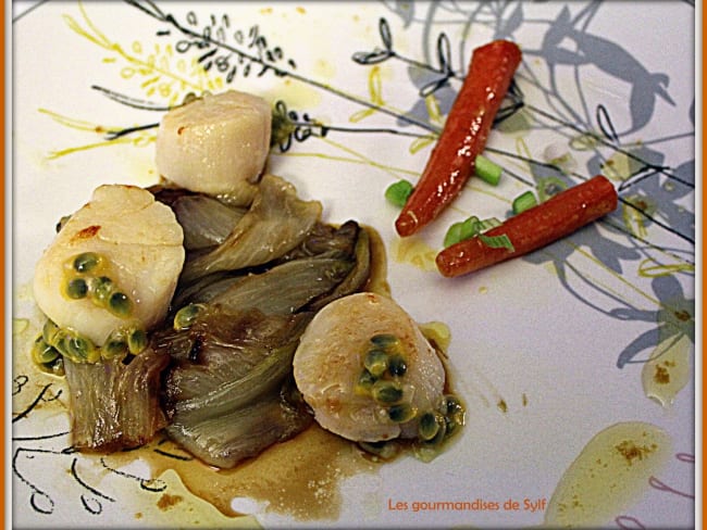 Noix de Saint-Jacques aux chicons caramélisés, carottes glacées et fruits de la passion