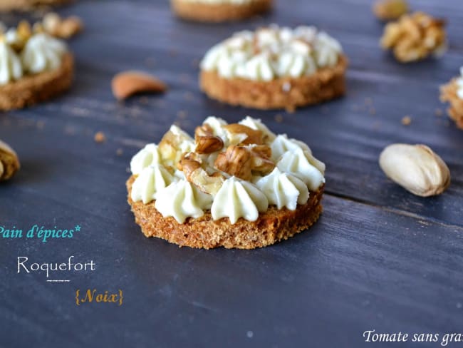 Canapés de pain d'épices, crème de roquefort et fruits secs (toasts)