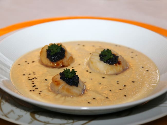 Velouté de navet boule d'or au foie gras et noix de St-Jacques, sel noir d'Hawaii