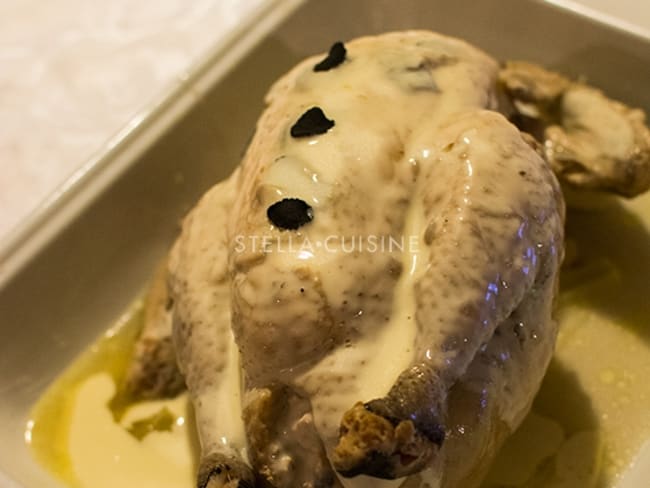 Poularde de Bresse demi-deuil, farcie à la truffe noire : une volaille de fête !