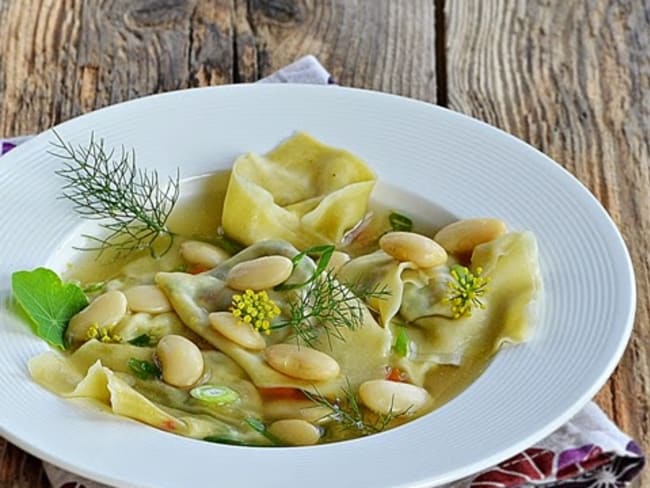 Ravioles de chèvre frais, bouillon et haricots tarbais