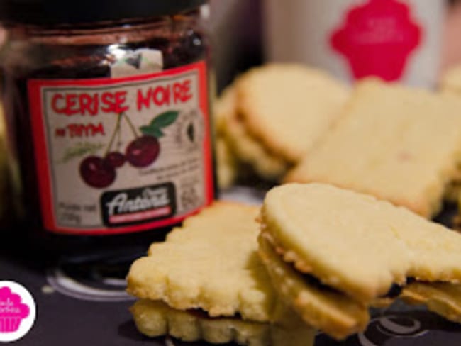 biscuits à la noix de coco et à la confiture de cerise noir et thym