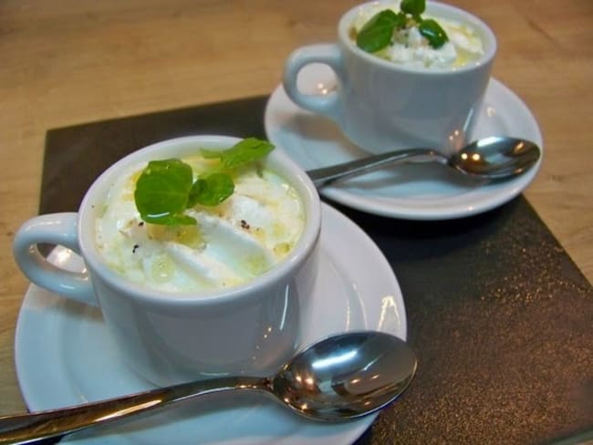 Capuccino de cresson et de mâche à l'huile d'Argan et son espuma comme un nuage