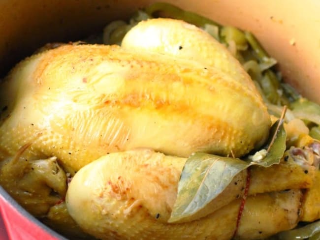 Poulet en cocotte aux poivrons, ail et oignon