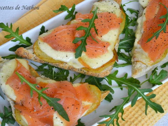 Bruschettas au saumon fumé, pommes de terre rissolées et fromage raclette