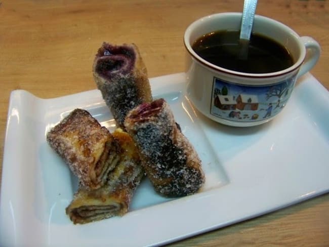 Pain perdu roulé à la pâte à tartiner et aux bleuets ou French toast Roll-Ups