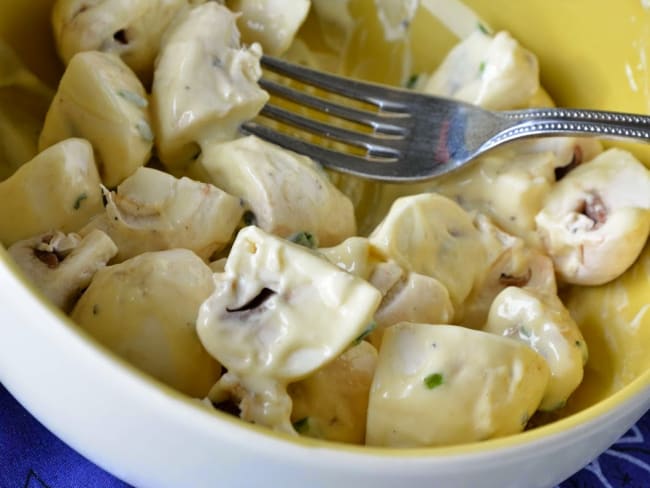 Champignons de Paris en salade, sauce crémeuse