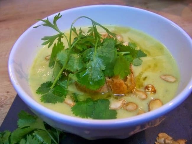 Velouté de courgettes et sucrine au chèvre frais, curry et huile de noix