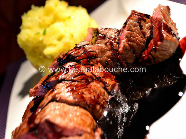 Rumsteak et sauce miroir au vin rouge avec écrasée de pommes de terre