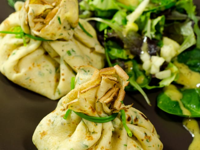 Aumonières de crêpes aux herbes, saumon et crème citronnée