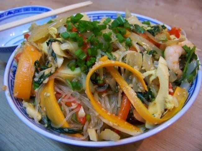 Chou pak choï et crevettes sautées, coriandre, ciboule et sésame grillé