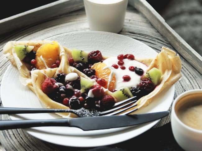 Crêpes aux fruits et sirop de rose