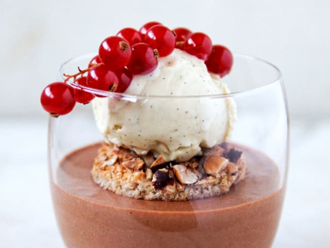 Ganache mousseuse au chocolat, croustillant praliné, dacquoise noisette et glace à la vanille de Madagascar