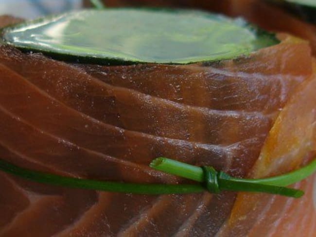 Maki de saumon fumé au concombre et à l’ail à ours